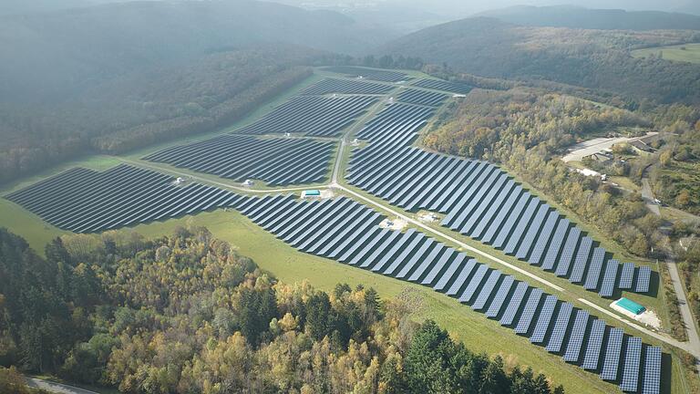 Einweihung des größten Solar-Clusters in Rheinland-Pfalz       -  Der Freiflächen-Solarpark versorgt rund 39.000 Vier-Personen-Haushalte in Rheinland-Pfalz mit emissionsfreiem Strom. (Archivbild)