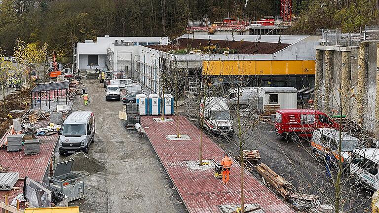 Einige Stadträte machten sich bei einem Rundgang über die Baustelle des fast fertigen Lidl in der Versbacher Straße ein Bild von der Situation. Die Eröffnung ist am 7.Dezember.