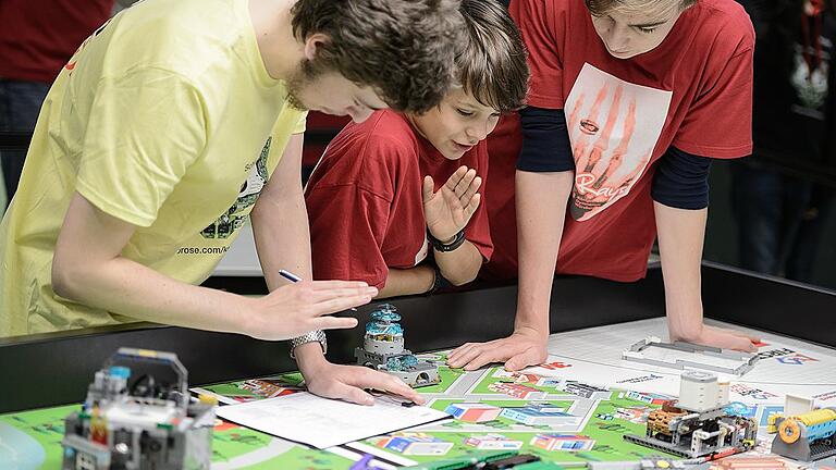 First Lego League       -  Innerhalb von zweieinhalb Minuten müssen die Roboter der Schülerteams möglichst viele der 18 Aufgaben erfüllen.