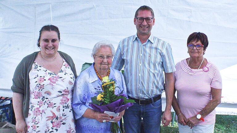 Das Foto zeigt Lisa Kriesinger (Kassiererin), Ursel Seibt, den Vorsitzenden des AWO-Kreisverbandes Kitzingen Gerald Möhrlein und Margarete Herold.