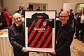 Bischof Franz Jung (rechts) überreichte Weihbischof em. Ulrich Boom ein von der kompletten Mannschaft signiertes Trikot des Bundesligisten Eintracht Frankfurt als Zeichen des Dankes.