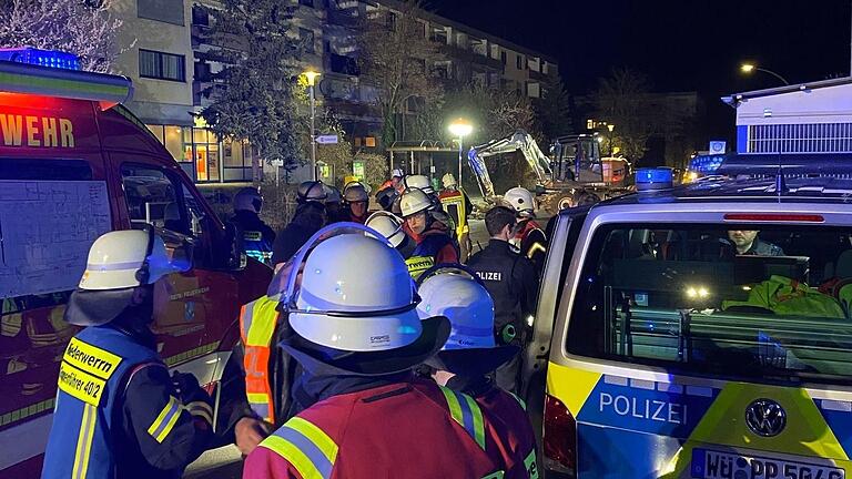 Zahlreiche Einsatzkräfte der Feuerwehr und der Polizei sowie Verantwortliche der Stadtwerke waren bei dem Gasleck in der Hainleinstraße im Einsatz. Zahlreiche Einsatzkräfte der Feuerwehr und der Polizei sowie Verantwortliche der Stadtwerke waren bei dem Gasleck in der Hainleinstraße im Einsatz.