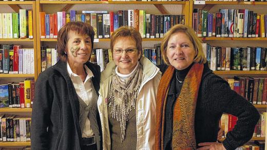 Seit Jahren segeln sie mit ihren Lesern auf Erfolgskurs: Die Frauen, sich um die Bücherei in Sommerach kümmern und sich zur Geburtstagsfeier schminken ließen, sind Irmgard Gündert, Helga Lehmeyer und Sabine Schramm (von links).