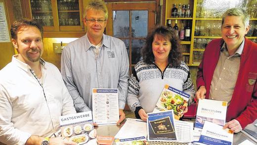 Bürokratische Beilagen: Die Gastronomie im Landkreis Schweinfurt hat 2015 eigentlich wenig zu lachen, hier vertreten durch Frank Keller (Sax's) und Thomas Hübner (Stattbahnhof), als Vizevorsitzende des BHG Stadt & Landkreis, Schriftführerin Sabine Böhm (Äs Madenhäusle Madenhausen) sowie dem BHG-Vorsitzenden Edmund Beck vom Gasthaus Zellertal (von links). Sie kritisieren die Allergen-Kennzeichnungspflicht.