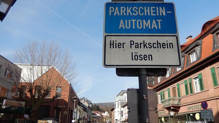 Mit 20:4 Stimmen hat der Lohrer Stadtrat ein neues Parkraumbewirtschaftungskonzept beschlossen. Die Neuerungen unter anderem bei den beschrankten Parkplätzen sollen im Mai umgesetzt werden, die anderen erst ab Januar 2022.&nbsp;