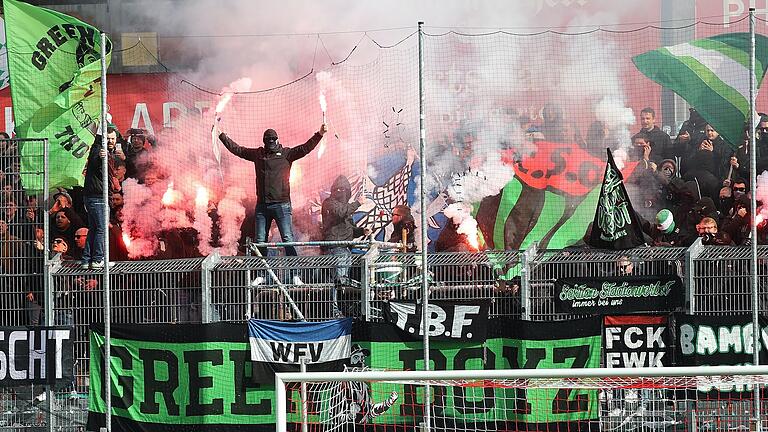 Lautstarker Support durch die zahlreichen Fans des FC 05 Schweinfurt – aber auch unnötige Zündeleien während des Spiels.