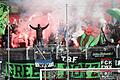 Lautstarker Support durch die zahlreichen Fans des FC 05 Schweinfurt – aber auch unnötige Zündeleien während des Spiels.