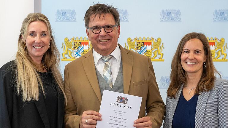 Staatssekretärin Anna Stolz überreichte die Ernennungsurkunde an Schulleiter Stefan Wolbert und die Inklusionsbeauftragte der Realschule Dettelbach Petra Fackelmann.