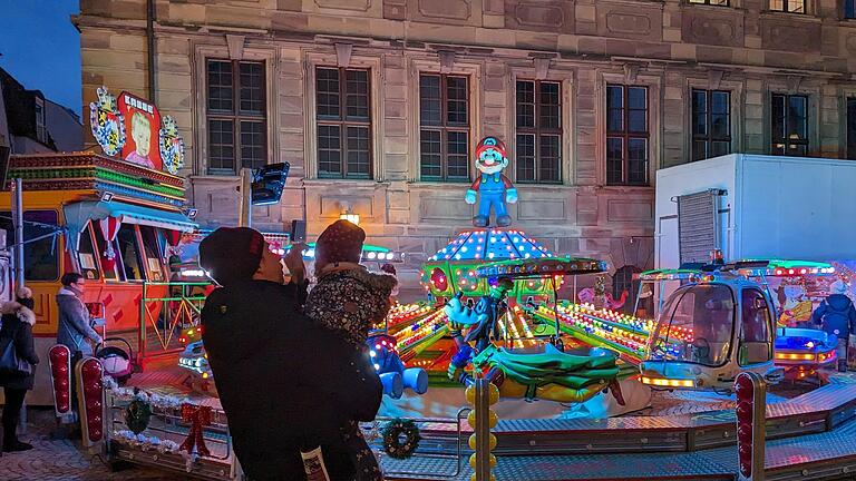 Kinderkarussell auf dem Rathausplatz - Kinderkarussell auf dem Rathausplatz Kinderkarussell auf dem Rathausplatz - Kinderkarussell auf dem Rathausplatz