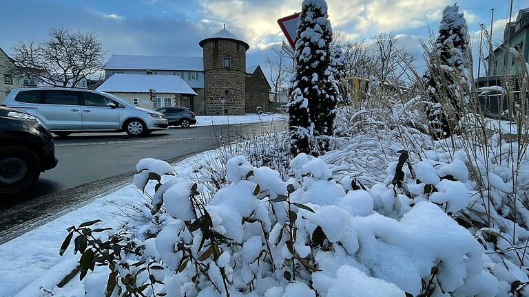 Vorsicht war geboten auf den Straßen in und um Gerolzhofen am Mittwoch und Donnerstag, als Schnee und dazu Eisglätte für Gefahr sorgten. Die Winterdienste waren im Dauereinsatz. Am Freitag, hier im Bild die Kreuzung an der Nördlichen Allee mit dem Turm in der Dreimühlenstraße, beruhigte sich das Wetter wieder und der Verkehr konnte ungehindert fließen.