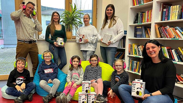 Der Elternbeirat spendet Kopfhörer für Grundschüler der Sinngrundschule Burgsinn. Der Elternbeirat spendet Kopfhörer für Grundschüler der Sinngrundschule Burgsinn.