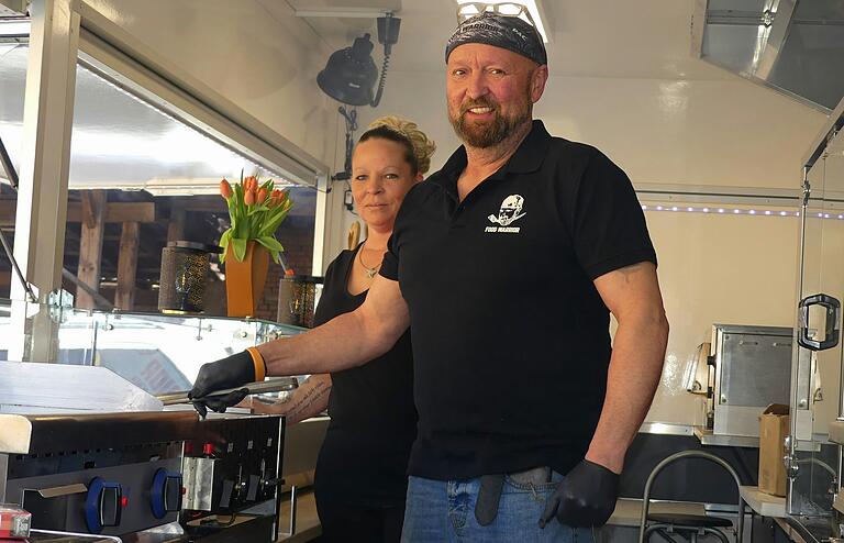 Verwöhnen die Gäste aus dem Food-Warrior-Trailer: Yvonne Naumann und Ansgar Zänglein bereisen mit dem großen Anhänger die Region und werten Veranstaltungen und Firmenparkplätze kulinarisch auf. Verwöhnen die Gäste aus dem Food-Warrior-Trailer: Yvonne Naumann und Ansgar Zänglein bereisen mit dem großen Anhänger die Region und werten Veranstaltungen und Firmenparkplätze kulinarisch auf.
