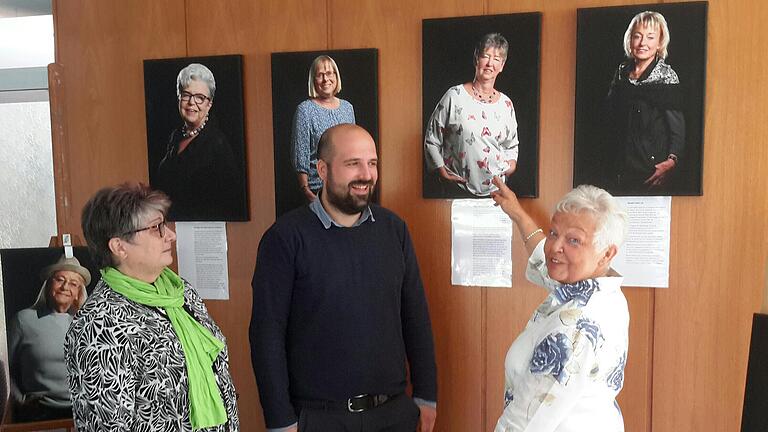 Die Organisatorinnen Karin Daferner (rechts), Nieves Schwierzeck mit dem Kaufmännischen Direktor der Hartwaltklinik Mathias Kirchner bei der Vernissage. Foto: Rolf Pralle       -  Die Organisatorinnen Karin Daferner (rechts), Nieves Schwierzeck mit dem Kaufmännischen Direktor der Hartwaltklinik Mathias Kirchner bei der Vernissage. Foto: Rolf Pralle