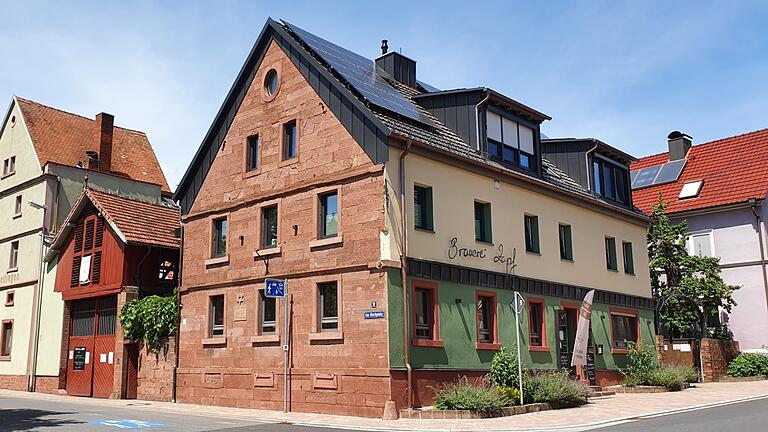 Eigens gebrautes Bier wird in der Alten Brauerei 'Zapf' aufgetischt. Eigens gebrautes Bier wird in der Alten Brauerei 'Zapf' aufgetischt.