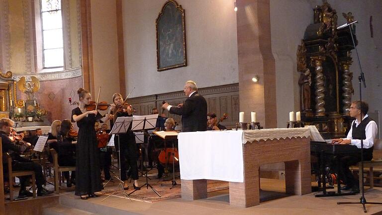 Musizieren für den guten Zweck: Das Ärzteorchester Musica Medica unter der Leitung von Professor Rudolf Ramming beim Benefizkonzert in der Abteikirche Neustadt, unter anderem mit den Violinistinnen Reglindis Neutatz (links) und Marie Koonert. Musizieren für den guten Zweck: Das Ärzteorchester Musica Medica unter der Leitung von Professor Rudolf Ramming beim Benefizkonzert in der Abteikirche Neustadt, unter anderem mit den Violinistinnen Reglindis Neutatz (links) und Marie Koonert.