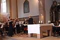 Musizieren für den guten Zweck: Das Ärzteorchester  Musica Medica  unter der Leitung von Professor  Rudolf Ramming  beim Benefizkonzert in der Abteikirche Neustadt, unter anderem mit den  Violinistinnen Reglindis Neutatz (links) und Marie Koonert.