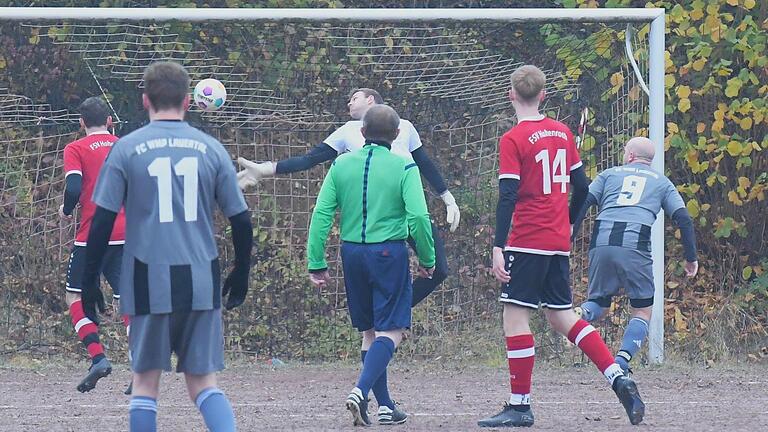 Unser Bild zeigt den 2:1-Führungstreffer durch Stefan Denner vom FC WMP Lauertal gegen die Gäste vom FSV Hohenroth. Mit zwei Toren war Lauertals Torgarant Denner am 3:2-Sieg maßgeblich beteiligt.       -  Unser Bild zeigt den 2:1-Führungstreffer durch Stefan Denner (rechts) vom FC WMP Lauertal gegen die Gäste vom FSV Hohenroth. Mit zwei Toren war Lauertals Torgarant am 3:2-Sieg maßgeblich beteiligt.