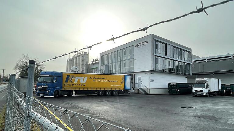 Mehrere Lastwagen lieferten trotz Aussperrung der Beschäftigten Waren auf dem Firmengelände in Gerolzhofen an. Mehrere Lastwagen lieferten trotz Aussperrung der Beschäftigten Waren auf dem Firmengelände in Gerolzhofen an.