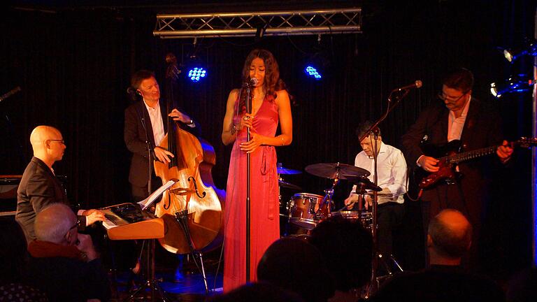 Umjubelt wurden Norisha und ihre Band in der voll besetzten Disharmonie Umjubelt wurden Norisha und ihre Band in der voll besetzten Disharmonie