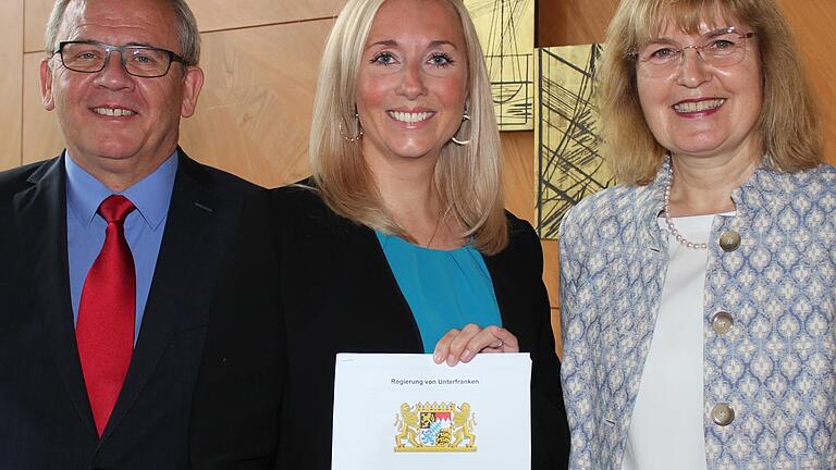 Neue Gesichter bei der Schulpressekonferenz der Regierung von Unterfranken: Der neue Regierungspräsident Eugen Ehmann stellte Maria Walter (rechts) als neue Bereichsleiterin Schulen vor. Aus München zu Gast: Kulturstaatssekreträrin Anna Stolz (Mitte), bis 2018 Bürgermeisterin von Arnstein. Neue Gesichter bei der Schulpressekonferenz der Regierung von Unterfranken: Der neue Regierungspräsident Eugen Ehmann stellte Maria Walter (rechts) als neue Bereichsleiterin Schulen vor. Aus München zu Gast: Kulturstaatssekreträrin Anna Stolz (Mitte), bis 2018 Bürgermeisterin von Arnstein.