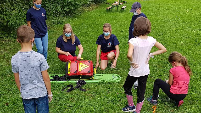 Mit dem vorgeschriebenen Abstand, Mundschutz und Einmalhandschuhe für alle Kinder und Mitglieder organisierte die Wasserwacht einen interessanten Nachmittag.  Falk Hannemann       -  Mit dem vorgeschriebenen Abstand, Mundschutz und Einmalhandschuhe für alle Kinder und Mitglieder organisierte die Wasserwacht einen interessanten Nachmittag.  Falk Hannemann