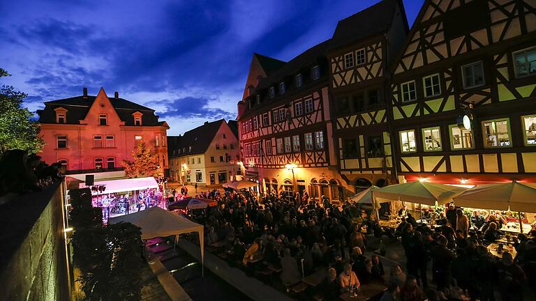 2019 drängten sich beim Ochsenfest die Menschen in der Altstadt. Aus Infektionsschutzgründen können derartige Veranstaltungen derzeit nicht stattfinden.