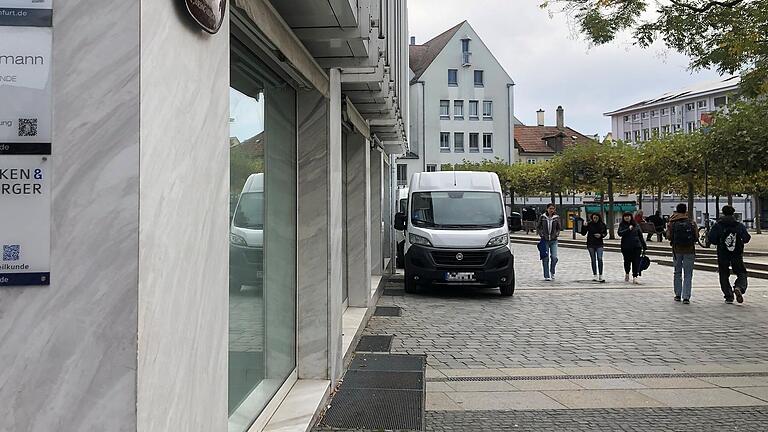 In dem Gebäude Georg-Wichtermann-Platz 8 soll ein Eiscafé einziehen, in der oberen Etage Wohnraum entstehen. Geplant ist auch eine Außenbewirtschaftung. Seit August 2022, als Deichmann die Filiale schloss, stand das Gebäude leer.