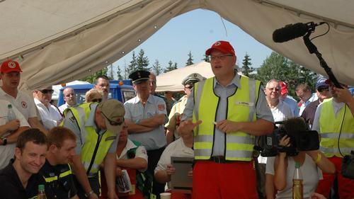 Szenen von der Großübung 'Frankentornado' am Samstag (10.07.2010) in Bad Neustadt. Statt des angenommenen Sturms gab es Hitze - ganz echt und gnadenlos. Manchem Freiwilligen war das zu viel. Unser Bild: Letzte Anweisungen von Einsatzleiter Uwe Kippnich.