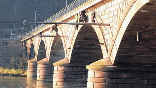 Für riesengroße Empörung sorgt in Marktheidenfeld eine Forderung des Wasser- und Schifffahrtsamtes Aschaffenburg: Die Behörde möchte den mittleren Pfeiler der denkmalgeschützten alten Mainbrücke entfernen lassen, damit die Schifffahrt künftig problemlos das Bauwerk passieren kann. Der Stadtrat wehrt sich vehement und lehnt diesen Vorschlag ab, da dies die Stadtansicht „in unzumutbarer Weise beeinträchtigen“ würde. Für riesengroße Empörung sorgt in Marktheidenfeld eine Forderung des Wasser- und Schifffahrtsamtes Aschaffenburg: Die Behörde möchte den mittleren Pfeiler der denkmalgeschützten alten Mainbrücke entfernen lassen, damit die Schifffahrt künftig problemlos das Bauwerk passieren kann. Der Stadtrat wehrt sich vehement und lehnt diesen Vorschlag ab, da dies die Stadtansicht „in unzumutbarer Weise beeinträchtigen“ würde.
