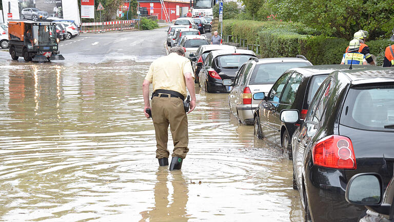 Wasserrohrbruch in Würzburg       -  Teile der Würzburger Innenstadt waren am Samstagvormittag überflutet. Ein Wasserrohr war gebrochen. Der Verkehr kam im Bereich des Bahnhofs zu erliegen.