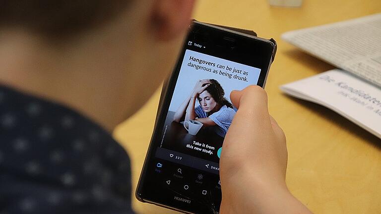 Ein Lohrer Gymnasiast daddelt auf seinem Handy.