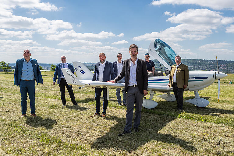Bei der Vorstellung des leiseren Schleppflugzeugs am Schenkenturm waren vor Ort (von links): Margetshöchheims Bürgermeister Waldemar Brohm, Zells Bürgermeister Joachim Kipke, Landrat Thomas Eberth, Veitshöchheims Bürgermeister Jürgen Götz, Oberbürgermeister Christian Schuchardt, Leopold Buschmann-Gräf vom FSCW und der Würzburger Stadtrat Adolf Bauer. Bei der Vorstellung des leiseren Schleppflugzeugs am Schenkenturm waren vor Ort (von links): Margetshöchheims Bürgermeister Waldemar Brohm, Zells Bürgermeister Joachim Kipke, Landrat Thomas Eberth, Veitshöchheims Bürgermeister Jürgen Götz, Oberbürgermeister Christian Schuchardt, Leopold Buschmann-Gräf vom FSCW und der Würzburger Stadtrat Adolf Bauer.