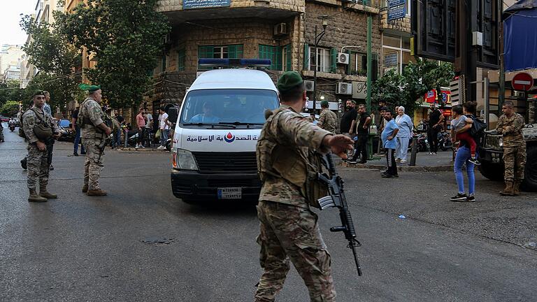 Nahostkonflikt - Hunderte Verletzte nach Explosion im Libanon       -  Dutzende Krankenwagen sind nach den Explosionen im Libanon im Einsatz