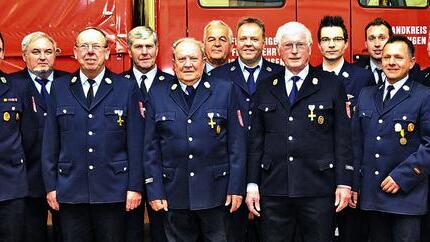 Stolze Bilanz: Ehrungen für zehn, 30 und 40 Jahre aktiven Dienst sowie für 60 Jahre Mitgliedschaft bei der Feuerwehr standen am Samstag in Sickershausen auf der Tagesordnung. Außerdem wurden zwei langjährige Mitglieder nach 42, beziehungsweise 45 Jahren aktiven Dienst aus der Wehr verabschiedet. Von links: Vorsitzender Mario Köhler, Hans Steinberger, Gerhard Waldmann, Lothar Uhl, Alfred Köhler, stellvertretender Landrat Wilhelm Sturm, Bernd Steinberger, Rudolf Schwarz, Patrick Weltner, Manuel Herbolzheimer, Kommandant Daniel Faßmann und stellvertretender Kommandant und Jugendwart Gerald Kosak. Stolze Bilanz: Ehrungen für zehn, 30 und 40 Jahre aktiven Dienst sowie für 60 Jahre Mitgliedschaft bei der Feuerwehr standen am Samstag in Sickershausen auf der Tagesordnung. Außerdem wurden zwei langjährige Mitglieder nach 42, beziehungsweise 45 Jahren aktiven Dienst aus der Wehr verabschiedet. Von links: Vorsitzender Mario Köhler, Hans Steinberger, Gerhard Waldmann, Lothar Uhl, Alfred Köhler, stellvertretender Landrat Wilhelm Sturm, Bernd Steinberger, Rudolf Schwarz, Patrick Weltner, Manuel Herbolzheimer, Kommandant Daniel Faßmann und stellvertretender Kommandant und Jugendwart Gerald Kosak.