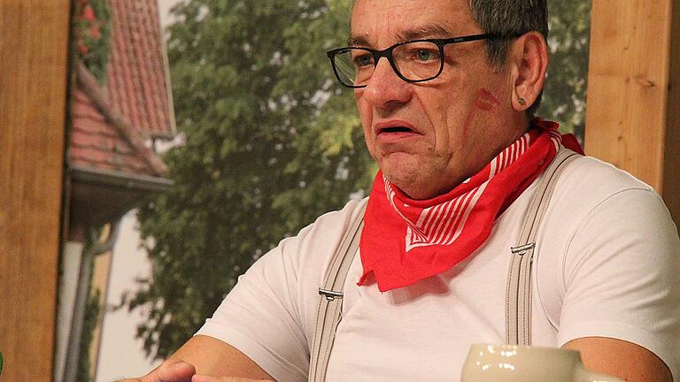 Der Blick in den Spiegel scheint Junggeselle Alfons (Wolfgang Hepp) nicht zu begeistern.