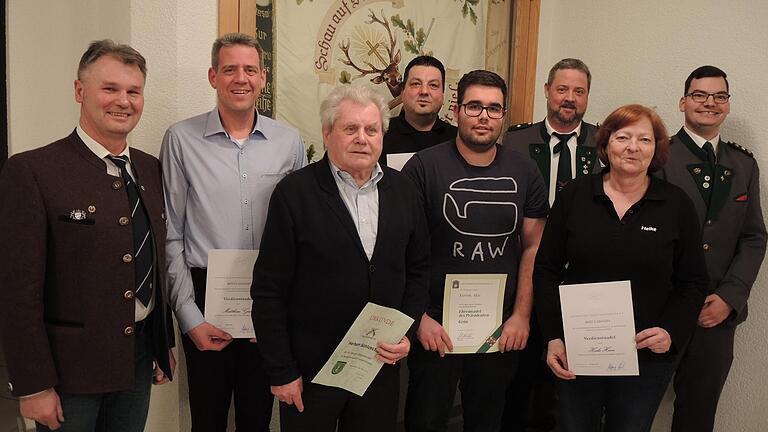 Folgende erfolgreiche, verdiente und langjährige Mitglieder wurden in der Jahreshauptversammlung des Schützenvereins Frickenhausen vom Vorsitzenden Christian Heim (rechts) und vom Gauschützenmeister Uli Schmitt (links) geehrt (weiter von links): Matthias Guck, Herbert Schlusche, Jürgen Will, Yannik Mai, Stephan Guck und Heike Heim. Folgende erfolgreiche, verdiente und langjährige Mitglieder wurden in der Jahreshauptversammlung des Schützenvereins Frickenhausen vom Vorsitzenden Christian Heim (rechts) und vom Gauschützenmeister Uli Schmitt (links) geehrt (weiter von links): Matthias Guck, Herbert Schlusche, Jürgen Will, Yannik Mai, Stephan Guck und Heike Heim.