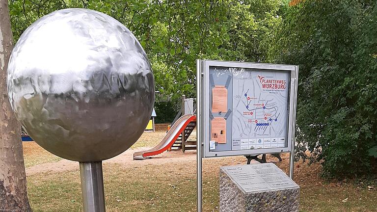 Der neue Planetenweg zwischen Sennfeld und Gochsheim wird nach den Vorstellungen der P-Seminaristen an das Würzburger Modell, hier im Bild, angelehnt, aber moderner und digitaler gestaltet. Der neue Planetenweg zwischen Sennfeld und Gochsheim wird nach den Vorstellungen der P-Seminaristen an das Würzburger Modell, hier im Bild, angelehnt, aber moderner und digitaler gestaltet.