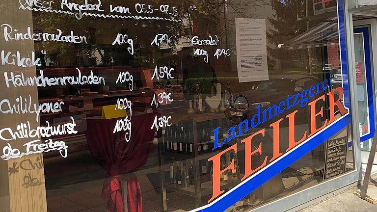 Die Metzgerei Feiler schließt in Geldersheim und Schweinfurt. Im Bild die Schweinfurter Filiale in der Segnitzstraße, sie wird im Juli von der Metzgerei Dorsch übernommen. Ein Plakat an der Schaufensterscheibe informiert seit Freitag über die Pläne. Die Metzgerei Feiler schließt in Geldersheim und Schweinfurt. Im Bild die Schweinfurter Filiale in der Segnitzstraße, sie wird im Juli von der Metzgerei Dorsch übernommen. Ein Plakat an der Schaufensterscheibe informiert seit Freitag über die Pläne.