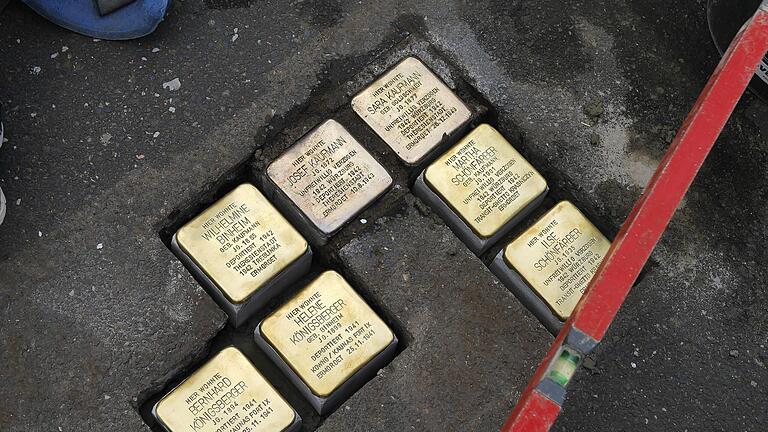 Die Stolpersteine in der Wernarzer Straße 7 erinnern an Wilhelmine Binheim, Josef und Sara Kaufmann, Bernhard und Helene Königsberger sowie Martha und Ilse Schönfärber.       -  Die Stolpersteine in der Wernarzer Straße 7 erinnern an Wilhelmine Binheim, Josef und Sara Kaufmann, Bernhard und Helene Königsberger sowie Martha und Ilse Schönfärber.