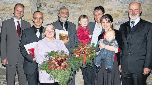 Alljährlich zeichnet der Evangelische Posaunenchor Schweinfurt treue Mitglieder aus. Diesmal wurde mit Wolfhart Berger der langjährige Chorleiter und Motivator des Bläserensembles geehrt. Im Foto von links: Dekan Oliver Bruckmann, Ralph Berger, Karin und Wolfhart Berger, Richard und Dorothee Schenker mit Kindern sowie Chorobmann Wolfgang Klose.