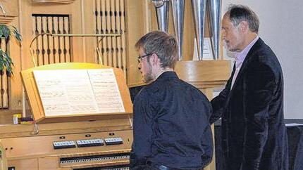 Gekonnt: Stephan Adam, Dozent für den Bereich Orgel und Kirchenmusik an der Berufsfachschule für Musik Bad Königshofen, mit Tobias Will an der Hey-Orgel im Orgelsaal. Gekonnt: Stephan Adam, Dozent für den Bereich Orgel und Kirchenmusik an der Berufsfachschule für Musik Bad Königshofen, mit Tobias Will an der Hey-Orgel im Orgelsaal.