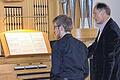 Gekonnt: Stephan Adam, Dozent für den Bereich Orgel und Kirchenmusik an der Berufsfachschule für Musik Bad Königshofen, mit Tobias Will an der Hey-Orgel im Orgelsaal.