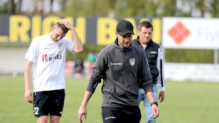 Sands Trainer Matthias Strätz (vorne) war enttäuscht und mächtig sauer ob der Einstellung und Darbietung seiner Mannschaft beim 1:3 in Aschaffenburg.