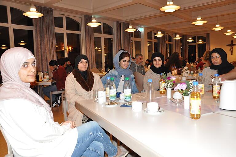 In ihrem Herkunftsland haben sie keine Chance mehr auf Bildung und Ausbildung: Auch afghanische Frauen fanden im Pfarrheim Hofheim Zuflucht. In ihrem Herkunftsland haben sie keine Chance mehr auf Bildung und Ausbildung: Auch afghanische Frauen fanden im Pfarrheim Hofheim Zuflucht.