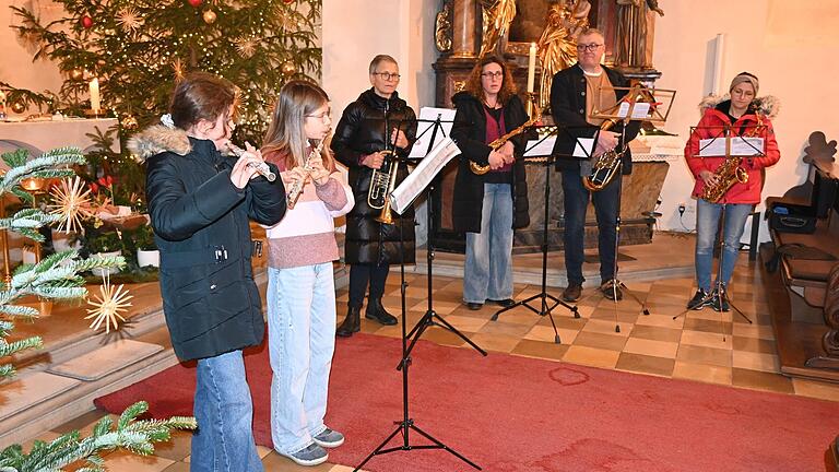 Nach der Christmette spielten sechs Musiker ein abwechslungsreiches Konzert in der Schallfelder Kirche.