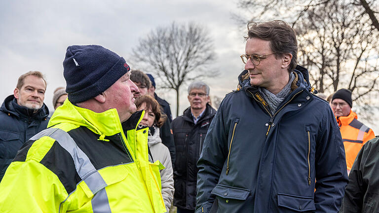 Hochwasser in Nordrhein-Westfalen - Wüst in Petershagen.jpeg       -  Nordrhein-Westfalens Ministerpräsident Hendrik Wüst im  Hochwassergebiet Petershagen.