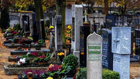 Exot: Das einzige muslimische Grab am Würzburger Hauptfriedhof ist an seiner Schrägstellung mit der Ausrichtung nach Mekka erkennbar. Mehr wurden nicht zugelassen, wegen der Ordnung der Grabreihen. Am Waldfriedhof (kleines Bild links) ist ein eigenes Gräberfeld eingerichtet.  s (2): THOMAS OBERMEIER