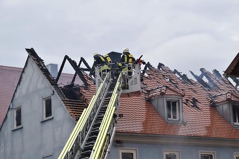 Die Bewohner wurden alle in Sicherheit gebracht. Das Haus ist vorerst nicht bewohnbar.