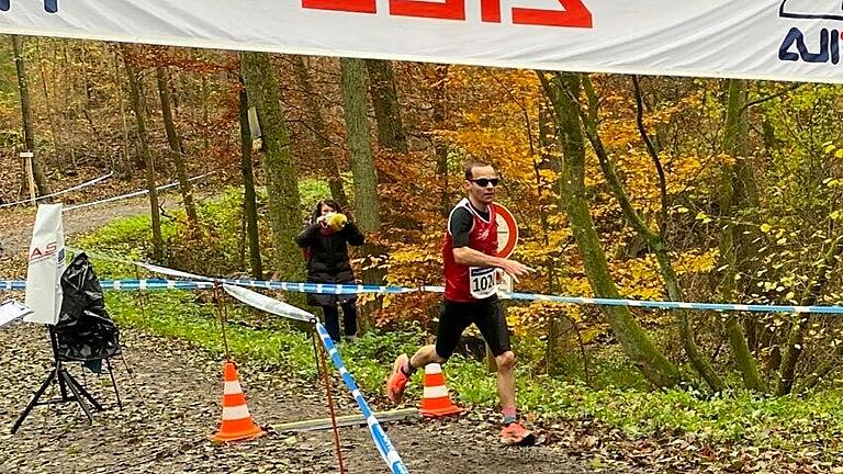 Martin Ackermann von der TG 48 Schweinfurt überquert nach 2:43:39 Stunden als Erster die Ziellinie beim Zeiler Waldmarathon.