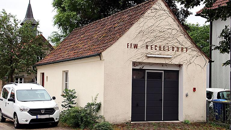 Das Feuerwehrhaus in Recheldorf soll einen Anbau von 3,5 auf 5 Meter erhalten. Das Feuerwehrhaus in Recheldorf soll einen Anbau von 3,5 auf 5 Meter erhalten.